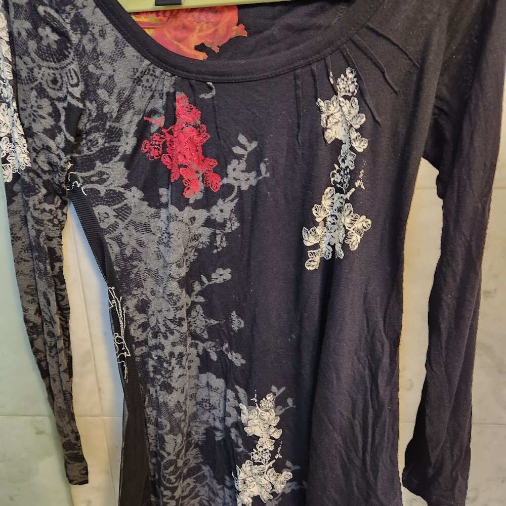 Desigual top 27" long/ size XS fits to US size 6!